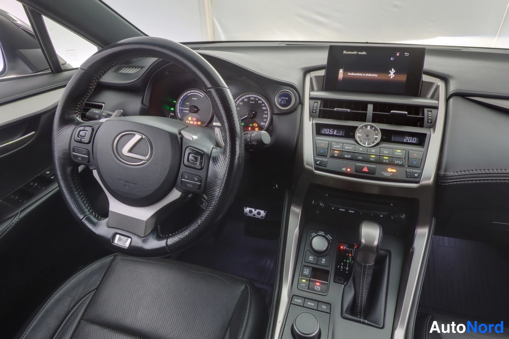 Valkoinen Lexus NX 300H 2017, ohjaamo, kuva 8