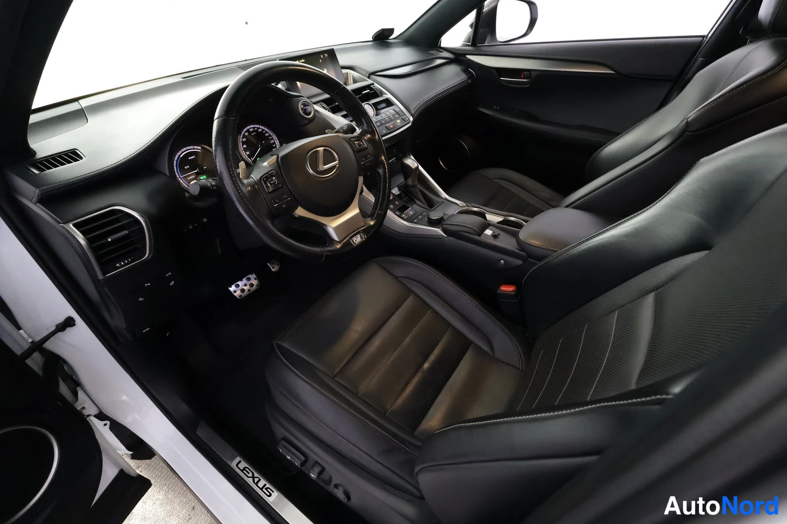 Valkoinen Lexus NX 300H 2017, ohjaamo, kuva 9