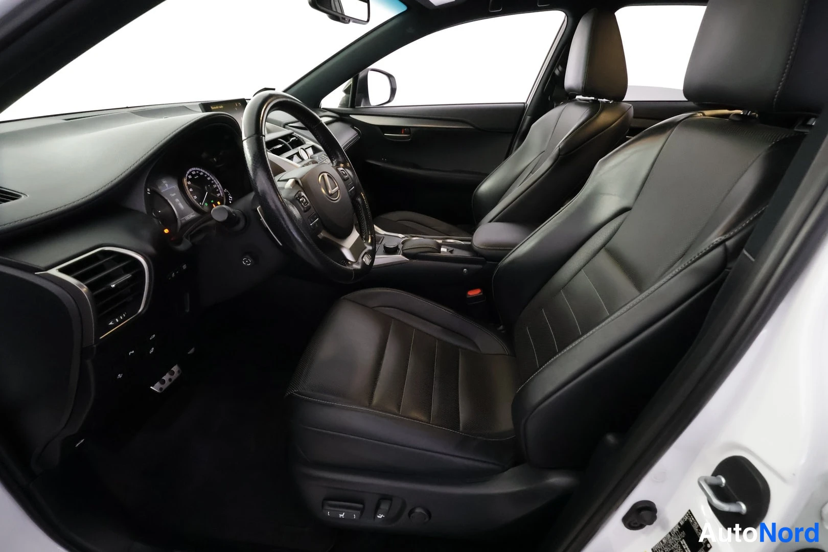 Valkoinen Lexus NX 300H 2017, ohjaamo, kuva 10