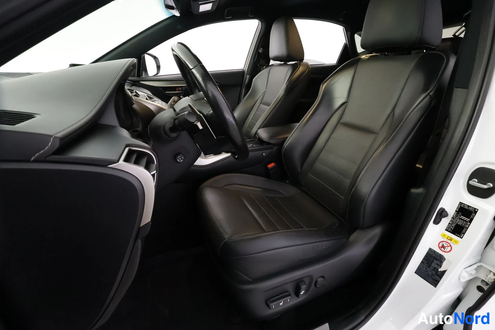 Valkoinen Lexus NX 300H 2017, etuistuimet, kuva 15