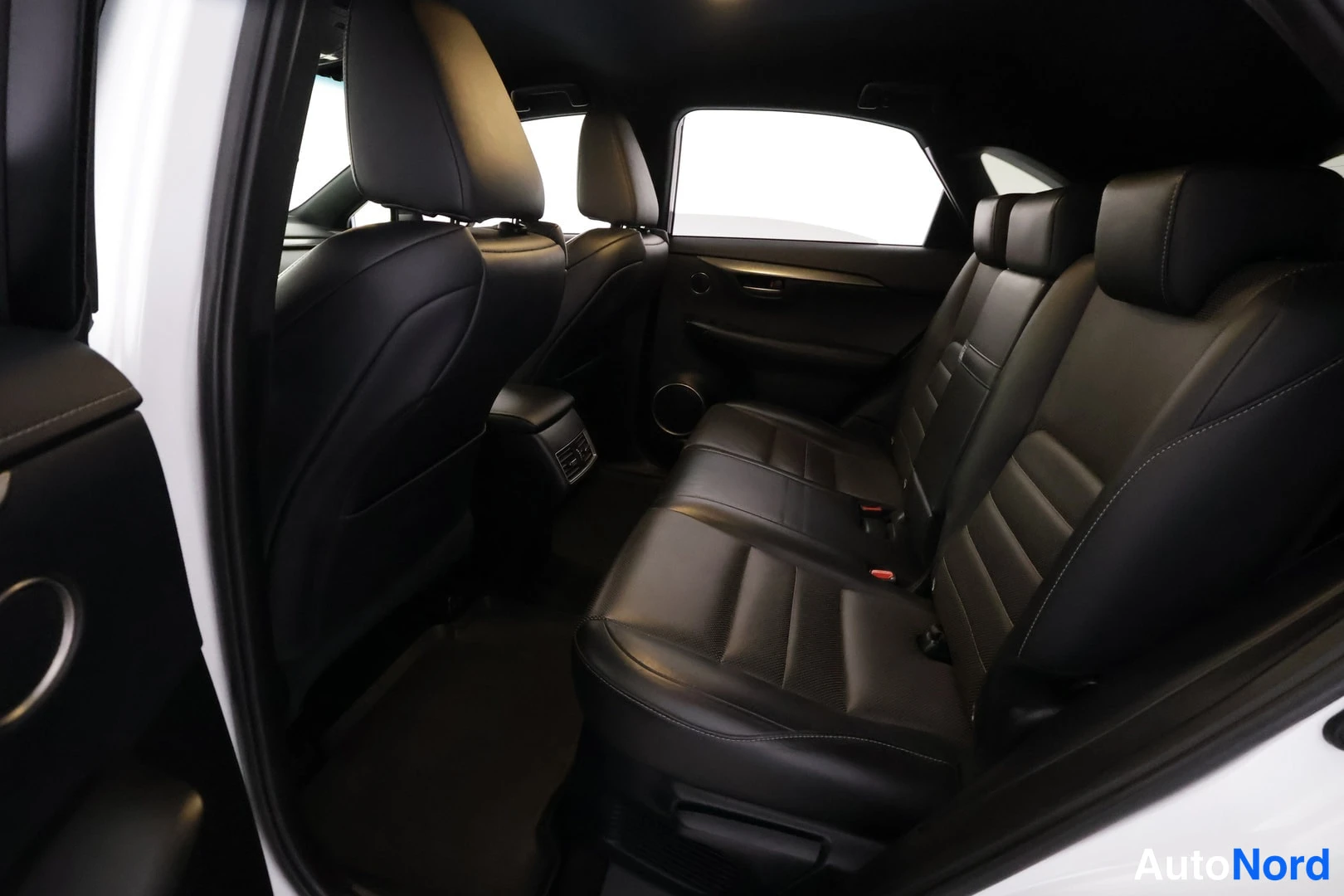 Valkoinen Lexus NX 300H 2017, takaistuimet, kuva 19