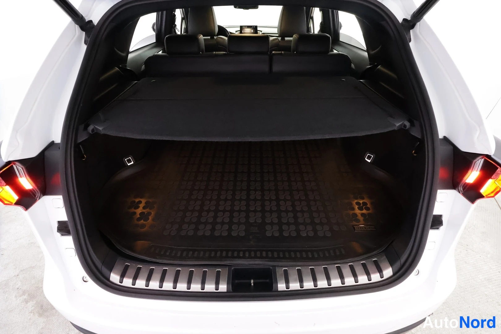 Valkoinen Lexus NX 300H 2017, tavaratila, kuva 24