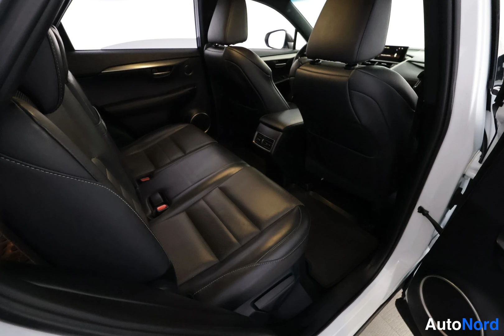 Valkoinen Lexus NX 300H 2017, takaistuimet, kuva 23