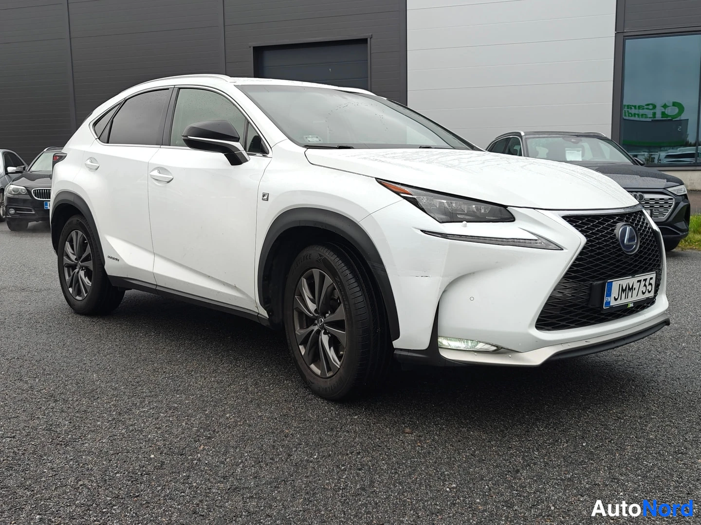 Etuviisto, nokka oikealle: Valkoinen Lexus NX-katumaasturi kuvattu etu kolmasosan kulmasta, keula oikealla; rekisterikilpi.