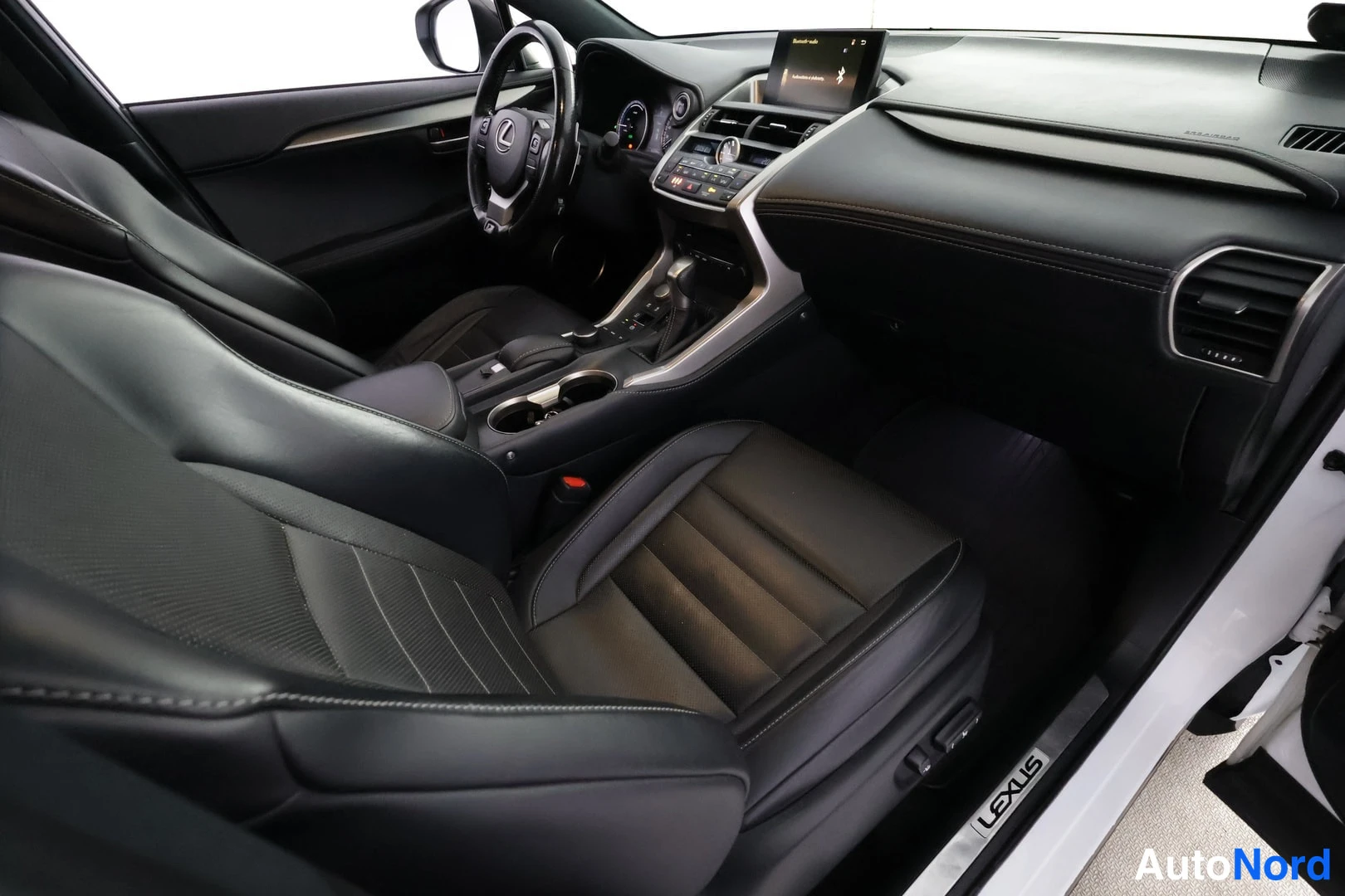 Valkoinen Lexus NX 300H 2017, ohjaamo, kuva 11