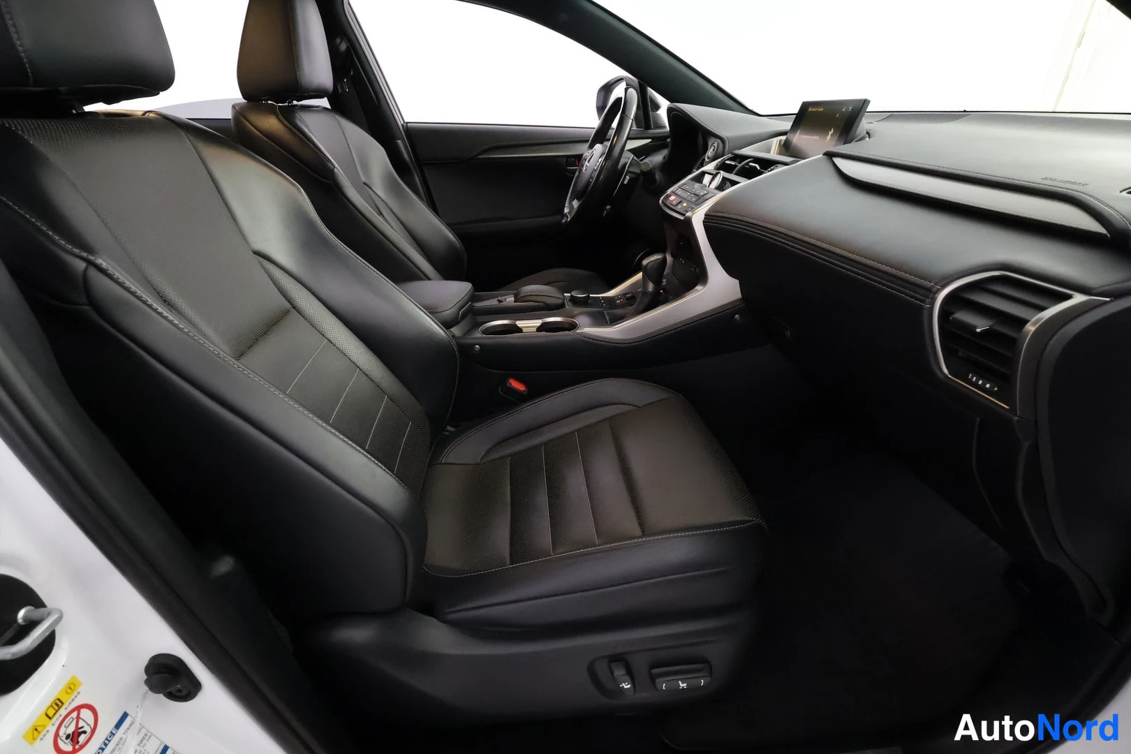 Valkoinen Lexus NX 300H 2017, etuistuimet, kuva 16
