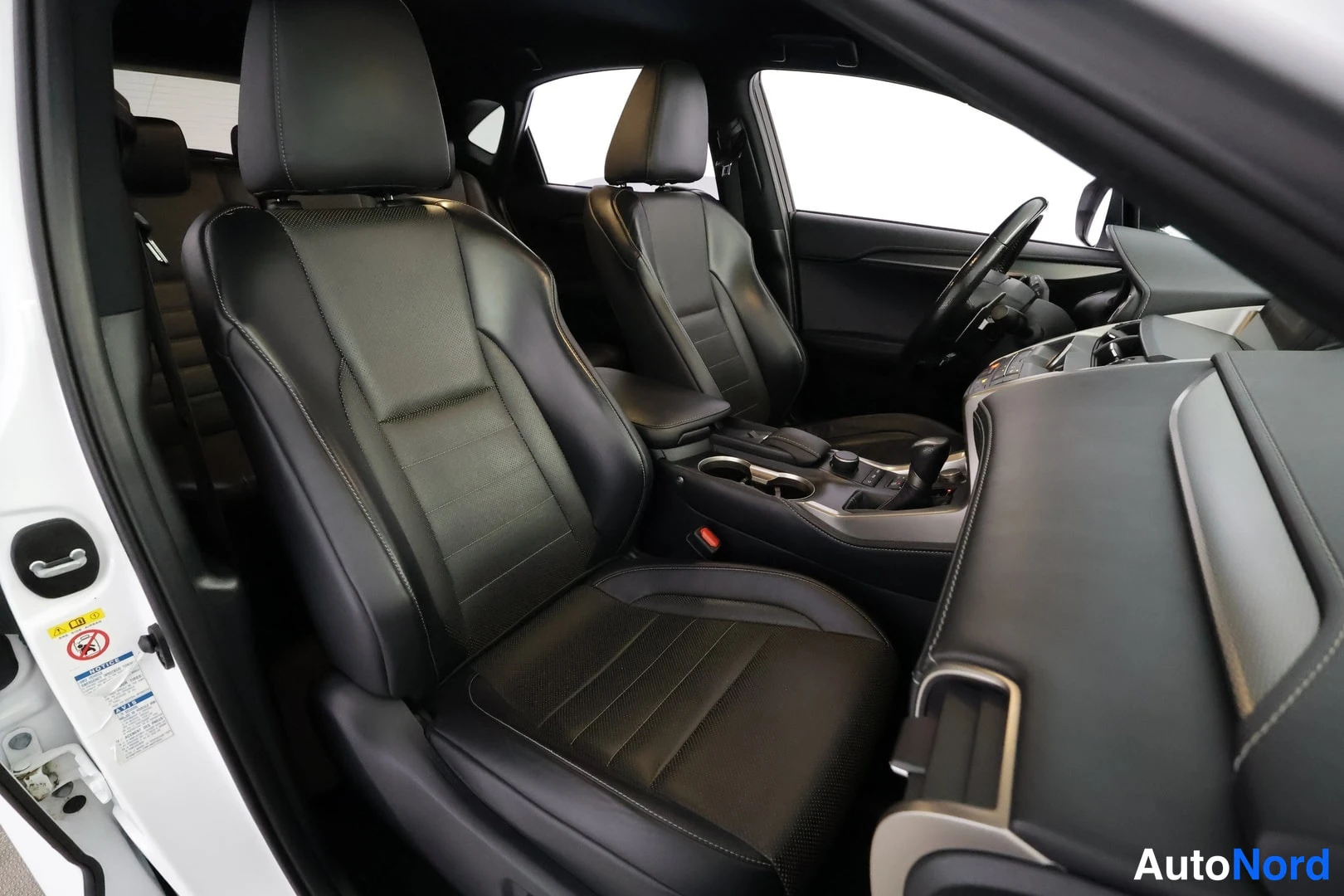 Valkoinen Lexus NX 300H 2017, etuistuimet, kuva 17