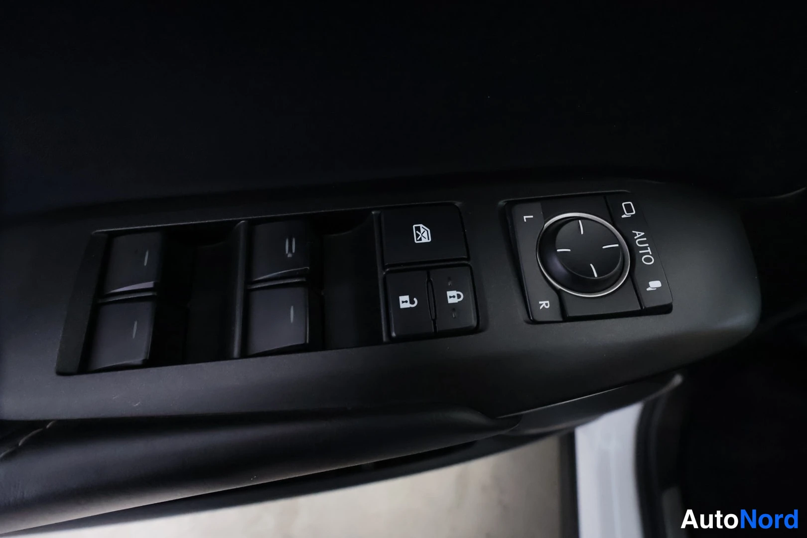 Valkoinen Lexus NX 300H 2017, yksityiskohta, kuva 32