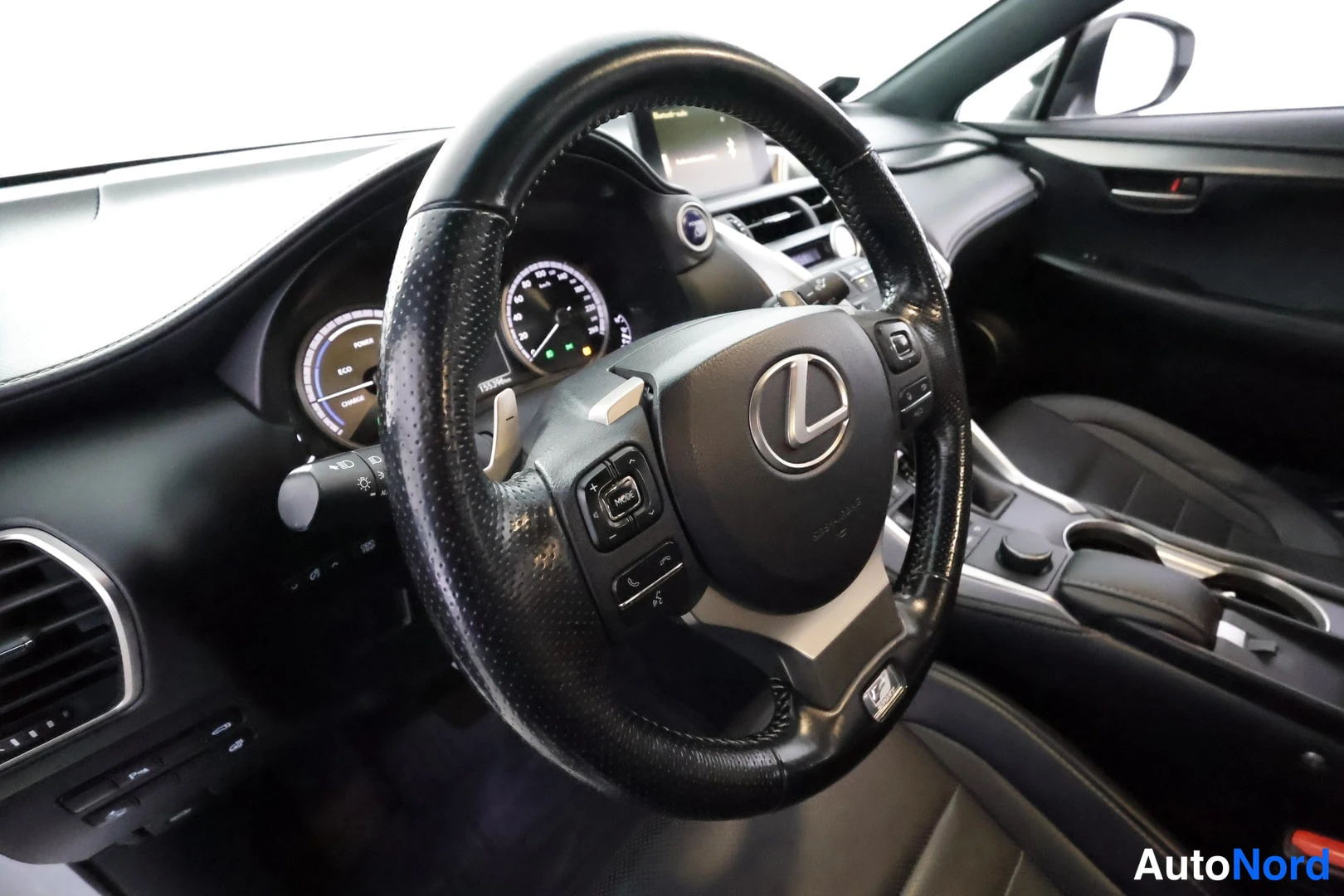 Valkoinen Lexus NX 300H 2017, ohjaamo, kuva 12