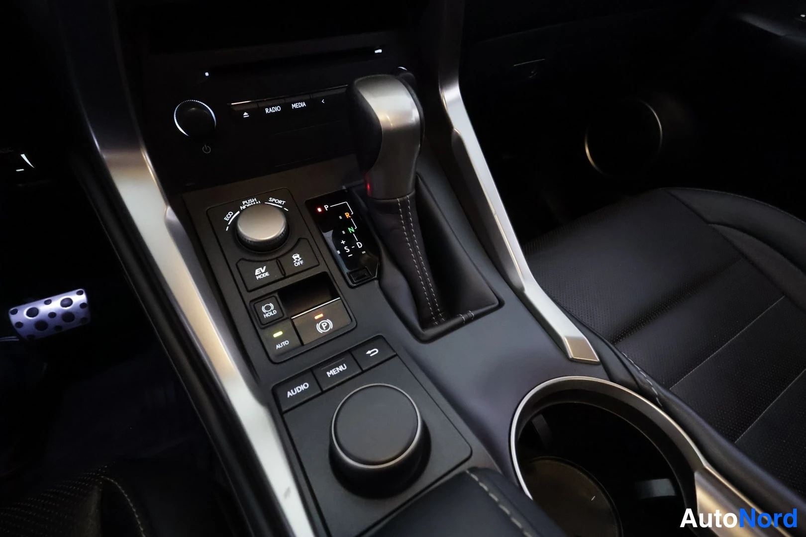 Valkoinen Lexus NX 300H 2017, yksityiskohta, kuva 27