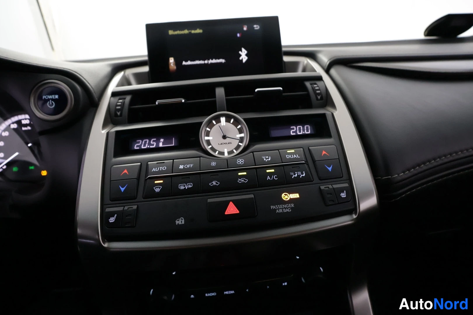 Valkoinen Lexus NX 300H 2017, yksityiskohta, kuva 28