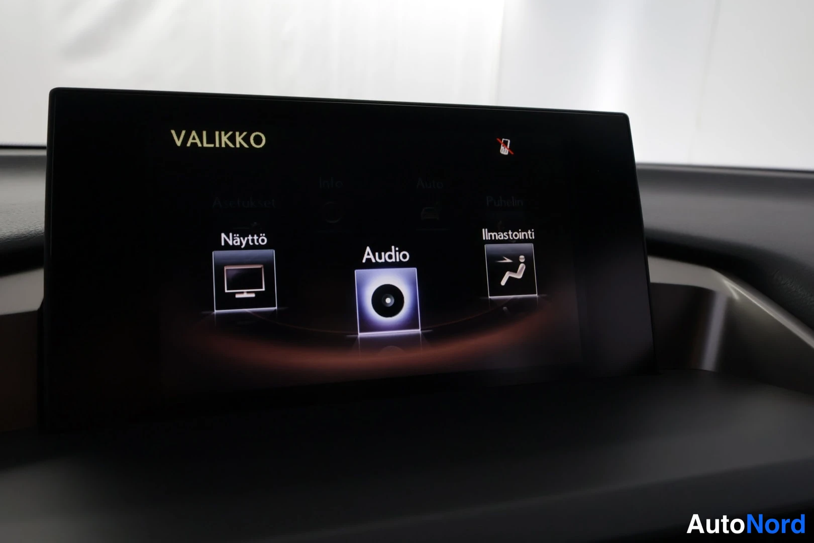 Valkoinen Lexus NX 300H 2017, kuva 38