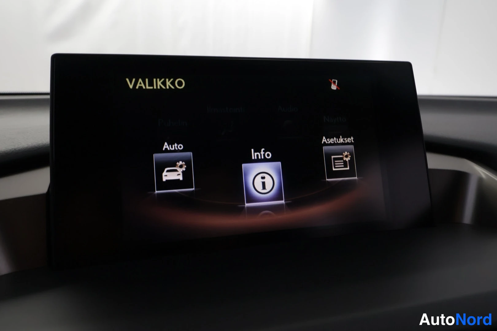 Valkoinen Lexus NX 300H 2017, kuva 39