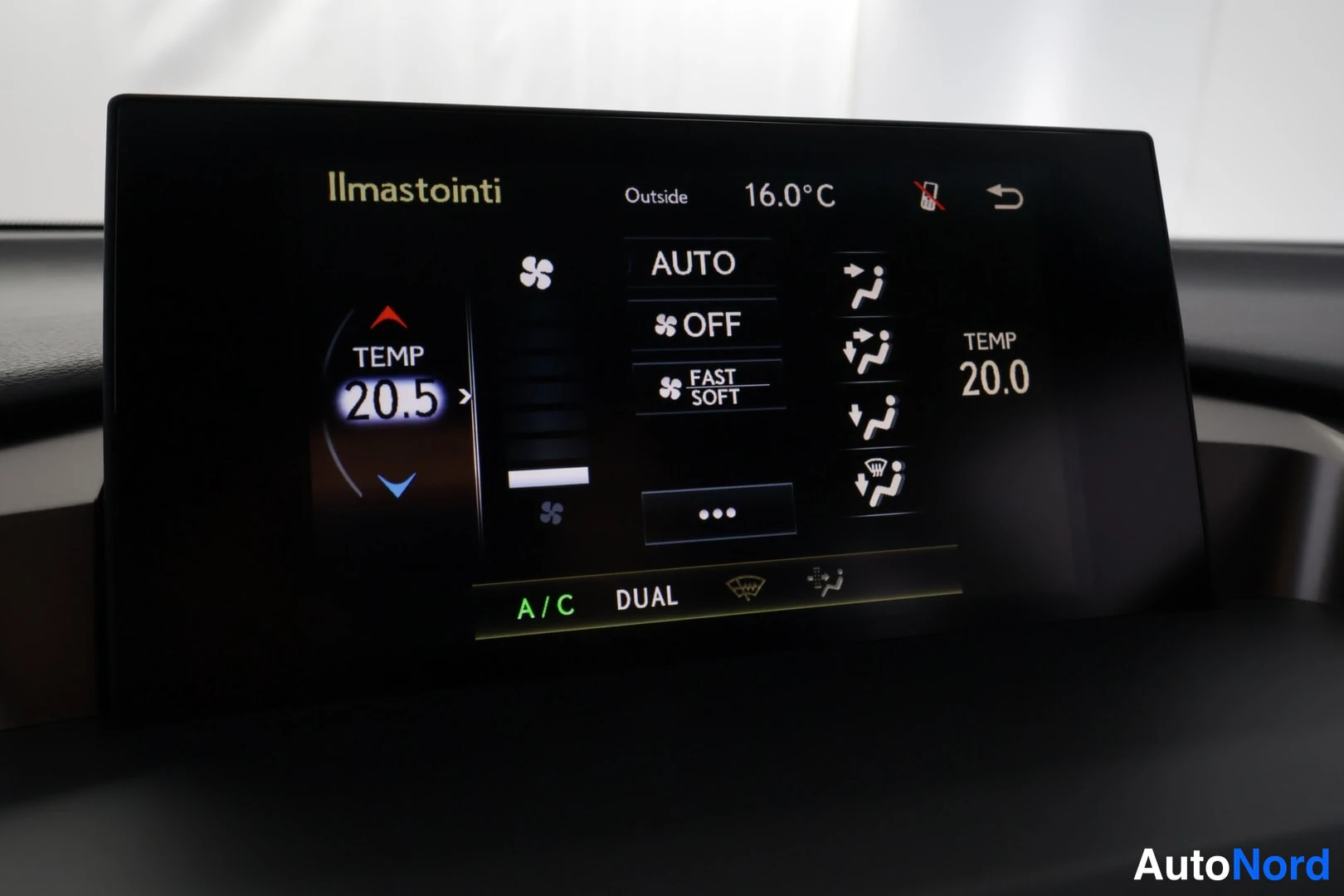 Valkoinen Lexus NX 300H 2017, kuva 40