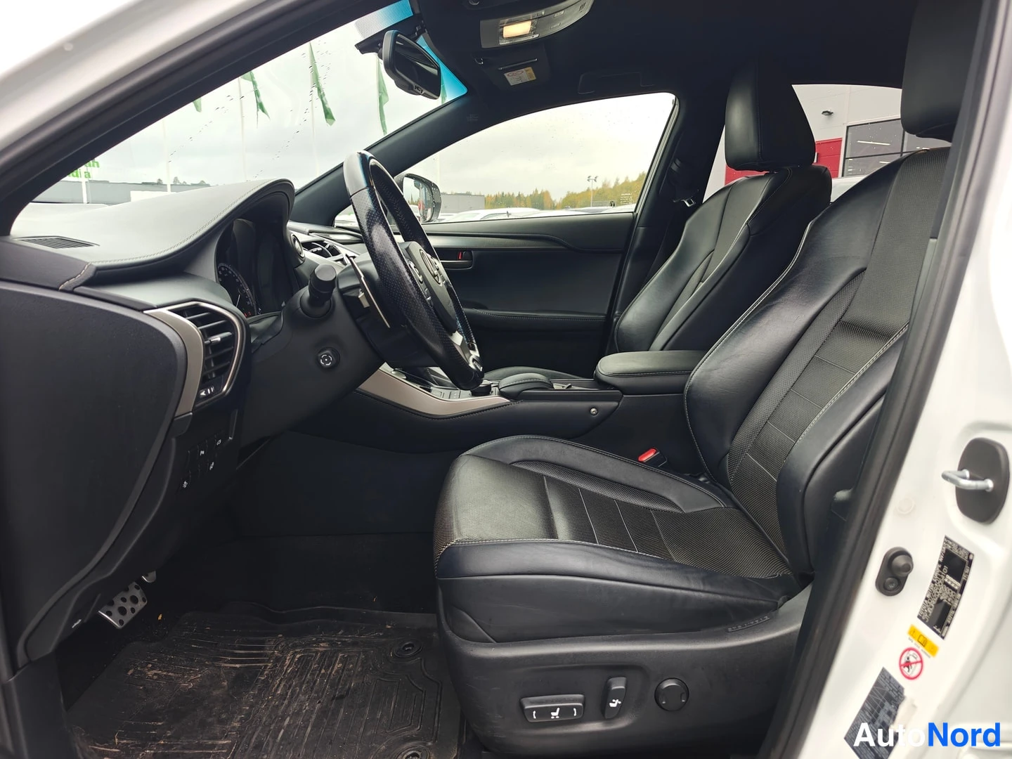 Muu: Lexus NX:n etuistuimet ja ohjaamotila, mustat nahkaverhoillut istuimet.