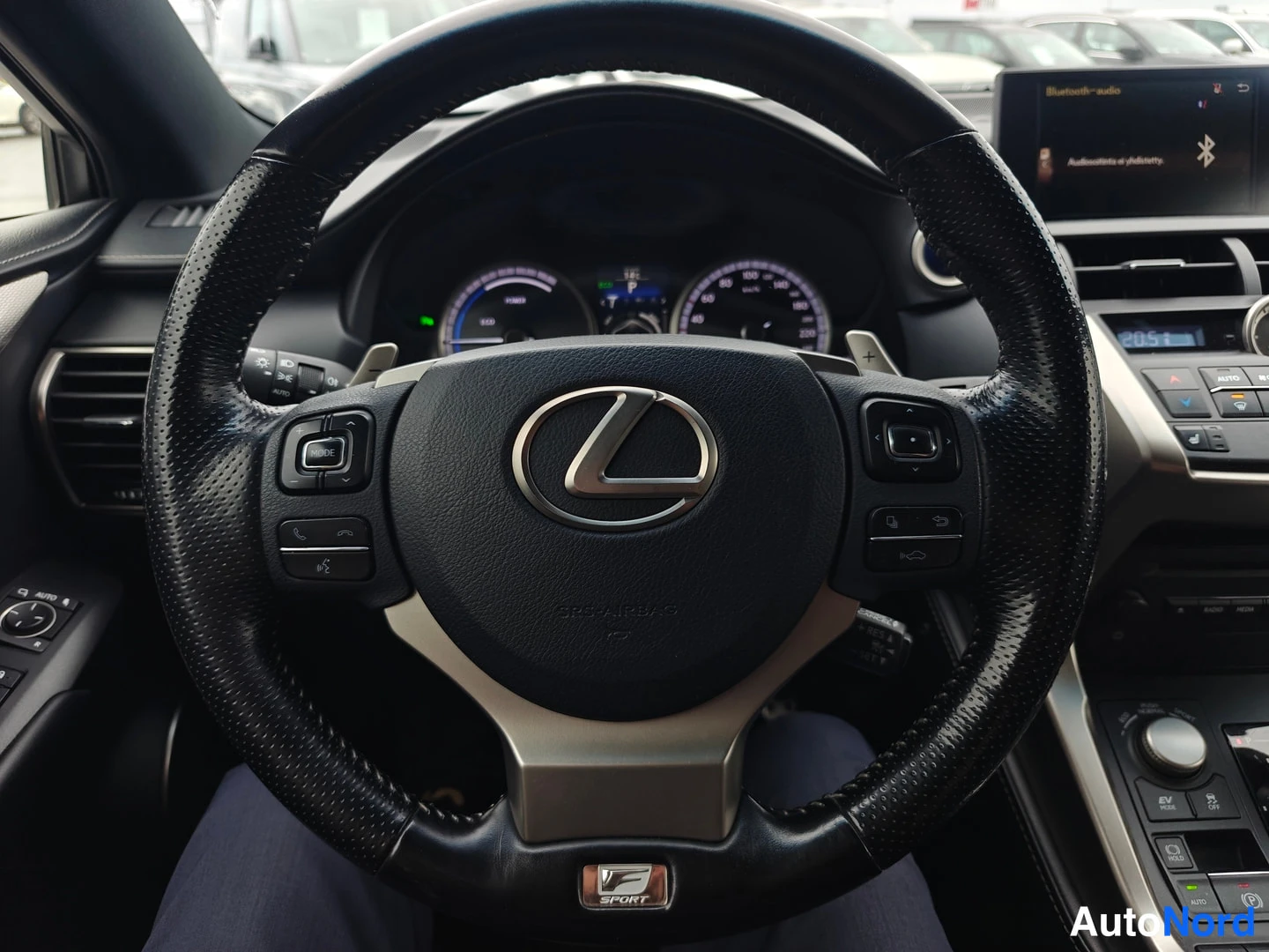 Muu: Ohjauspyörä ja kojelauta sisältä kuvattuna: Lexus-merkki ja F Sport -merkki ohjauspyörässä, mittaristo ja infotainment-näyttö näkyvät.