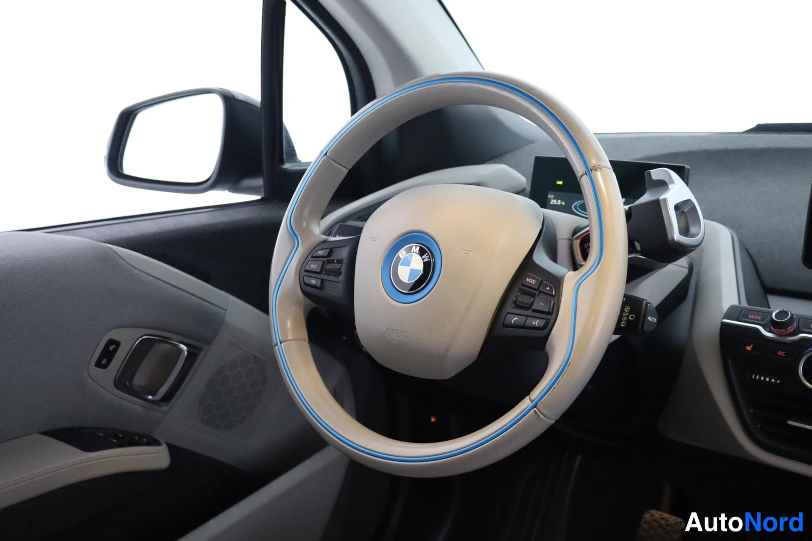 Muu: Ohjauspyörä, jossa BMW-logo, sininen koristekekki ja monitoimipainikkeet