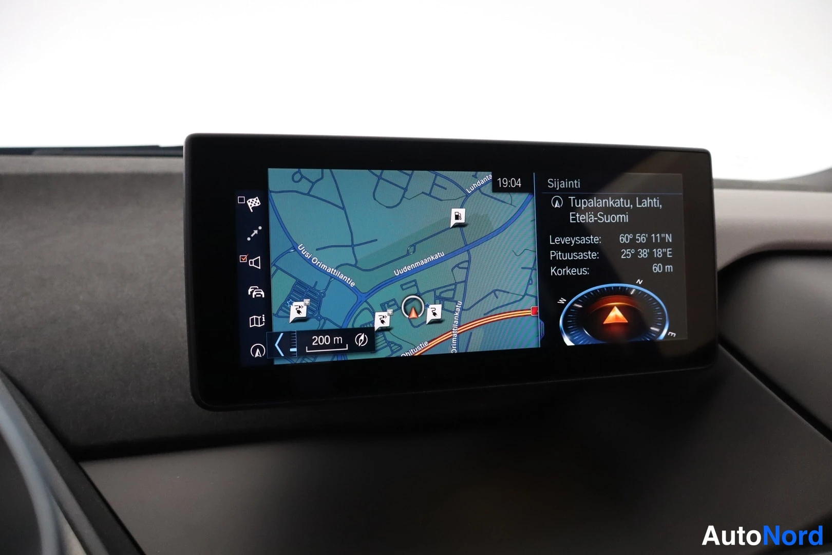 Muu: Infotainment-näyttö navigointikartalla; sivupalkki 'Sijainti: Tupulankatu, Lahti, Etelä-Suomi', koordinaatit ja korkeus 60 m.
