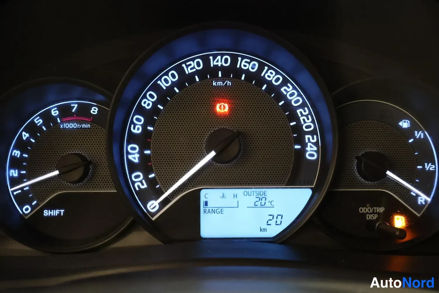 Yksityiskohta: Mittaristo: nopeusmittari asteikolla 0–240 km/h, kierrosmittari 0–8 x1000 r/min ja matkatieto 20 km, ulkolämpötila 20 °C.