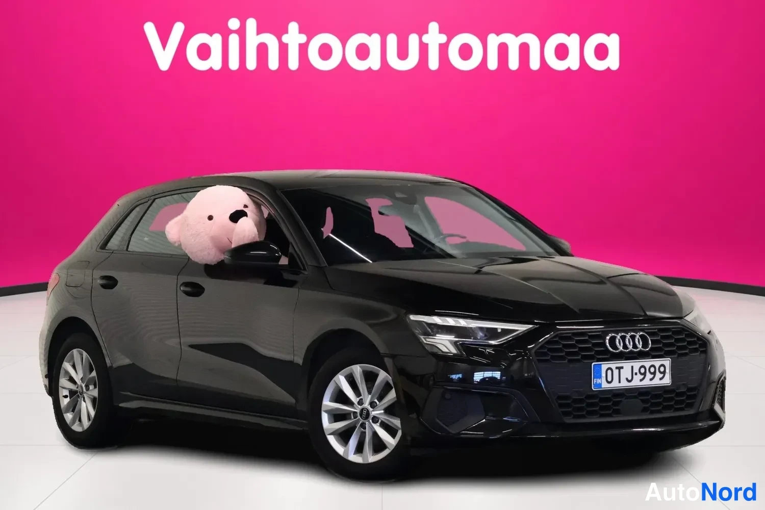 Musta Audi A3 Sportback 2022, etuviisto, keula oikealle, kuva 3