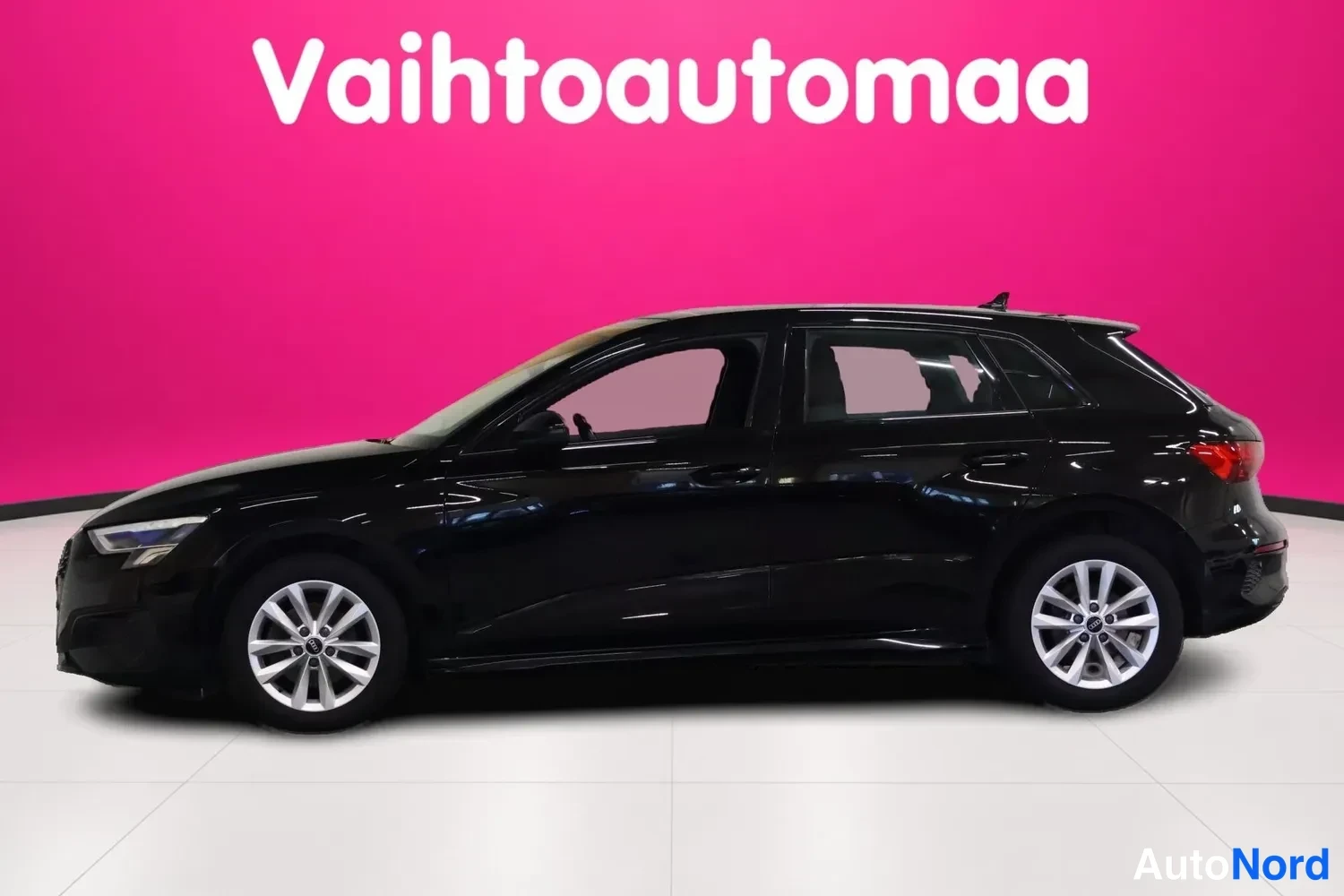 Musta Audi A3 Sportback 2022, etuviisto, keula vasemmalle, kuva 2