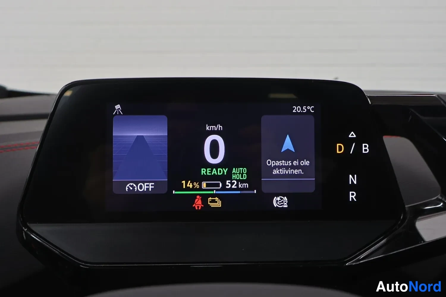 Yksityiskohta: Digitaalinen mittaristo näyttää 0 km/h, akun varaus 14 % ja toimintamatka 52 km, D/B-vaihde valittuna.