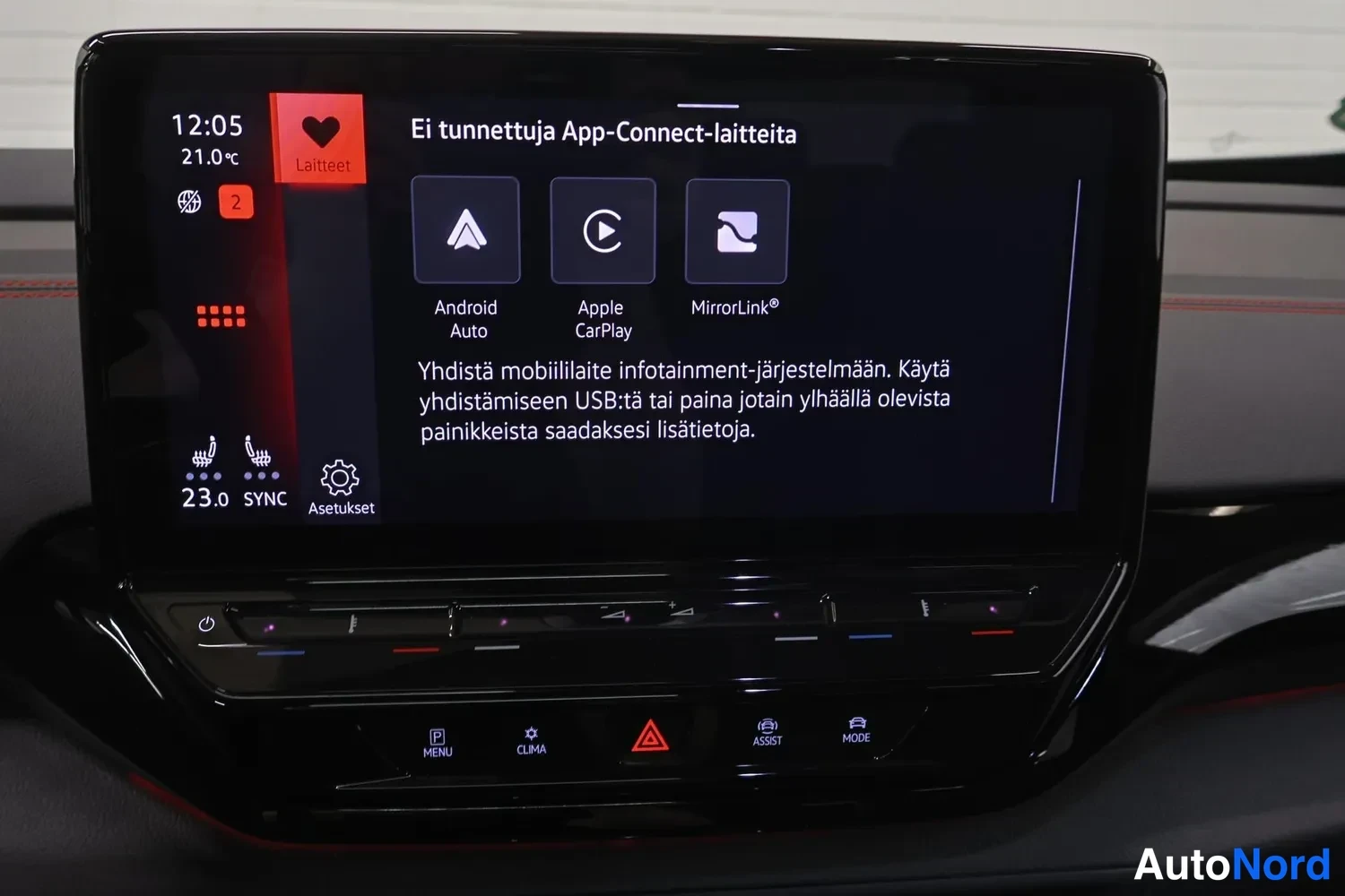 Yksityiskohta: Auton kosketusnäyttö ilmoittaa 'Ei tunnettuja App-Connect-laitteita' ja näyttää Android Auto-, Apple CarPlay- ja MirrorLink-ikonit.