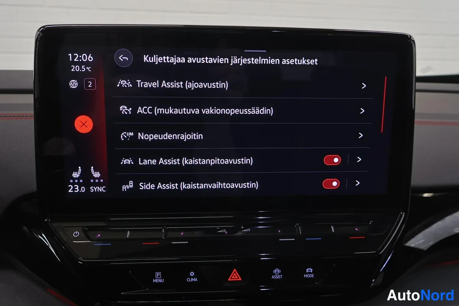 Yksityiskohta: Auton keskikonsolin infotainment-näyttö, jossa on auki Kuljettajaa avustavien järjestelmien asetukset: Travel Assist, ACC, Nopeudenrajoitin, Lane Assist ja Side