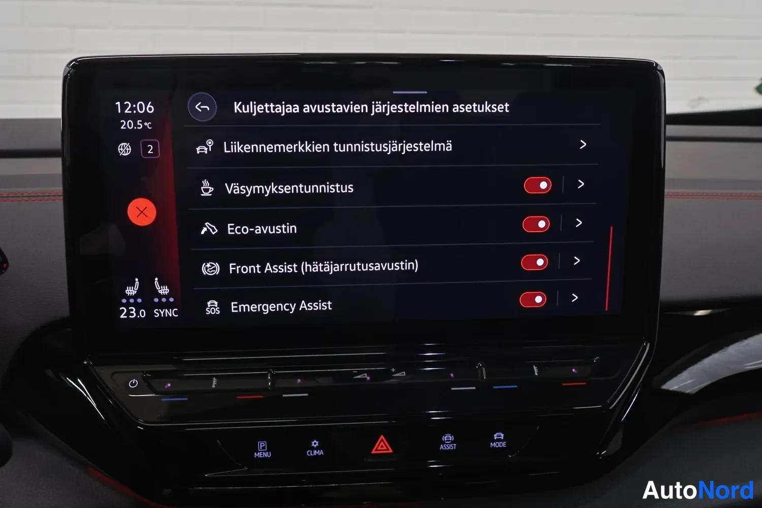 Yksityiskohta: Keskikonsolin infotainment-näyttö jatkaa Kuljettajaa avustavien järjestelmien asetuksia: Liikennemerkkien tunnistusjärjestelmä, Väsymyksentunnistus, Eco-avustin