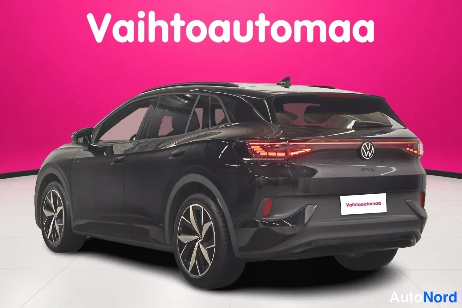 Takaviisto: Mustan VSP:n takaosa ja vasen kylki kuvattuna kolmesta neljäsosasta takaa; pitkittäis‑taka­valot ja VW‑ merkki näkyvät.