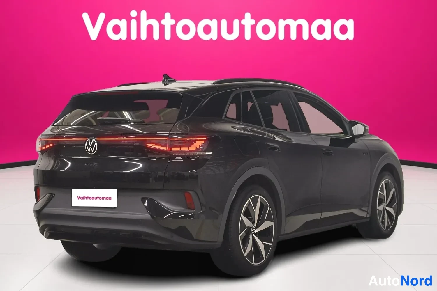 Takaviisto: Mustan VSP:n takaosa ja vasen kylki kuvattuna kolmesta neljäsosasta takaa; punainen valoviiva, VW‑merkki ja kevytmetallivanteet erottuvat.