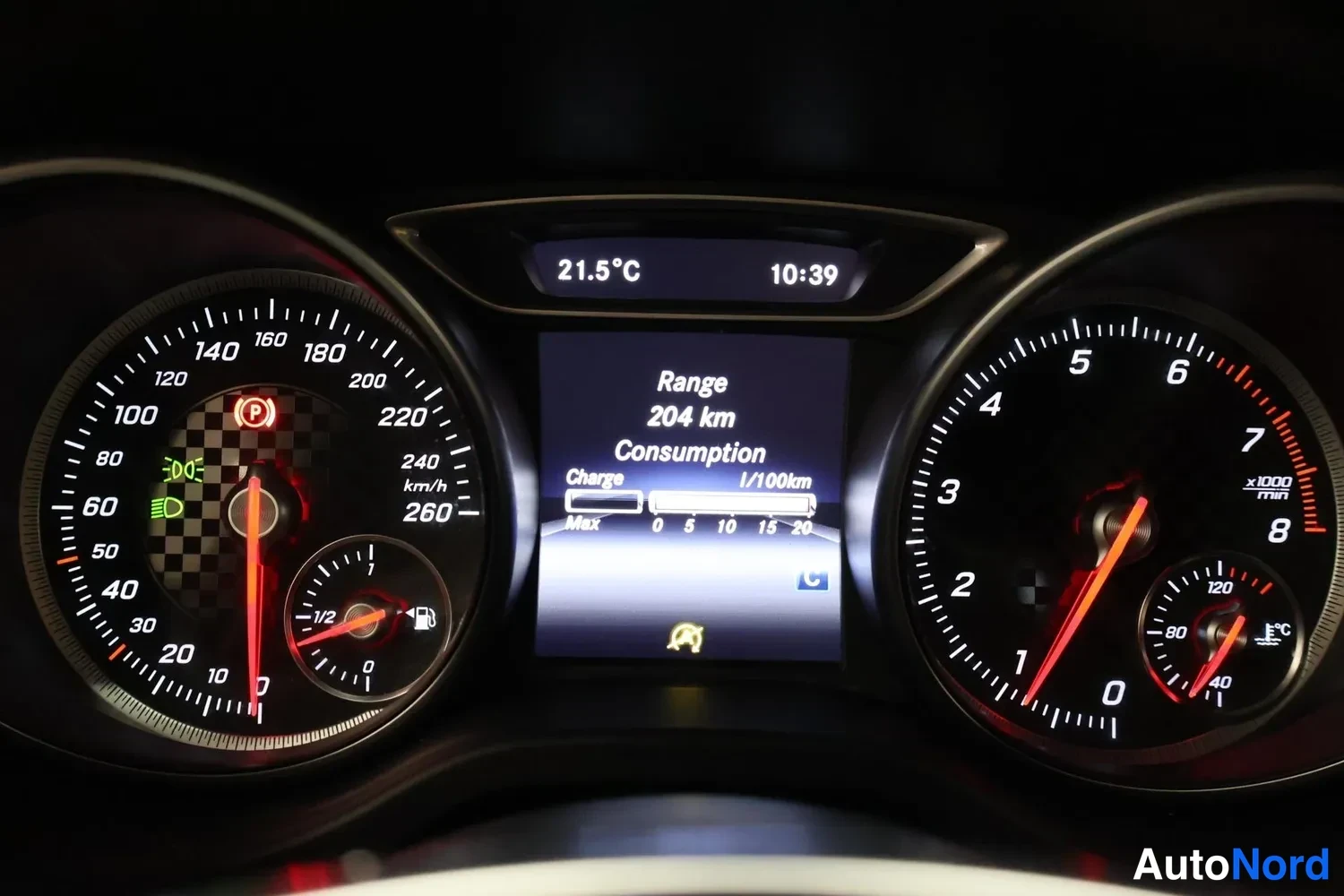 Muu: Analinen mittaristo, jossa nopeus- ja kierrosmittarit sekä keskinäytössä tiedot Range 204 km ja Consumption 1/100km; lämpötila 21,5 °C ja kellonaika 10:39.