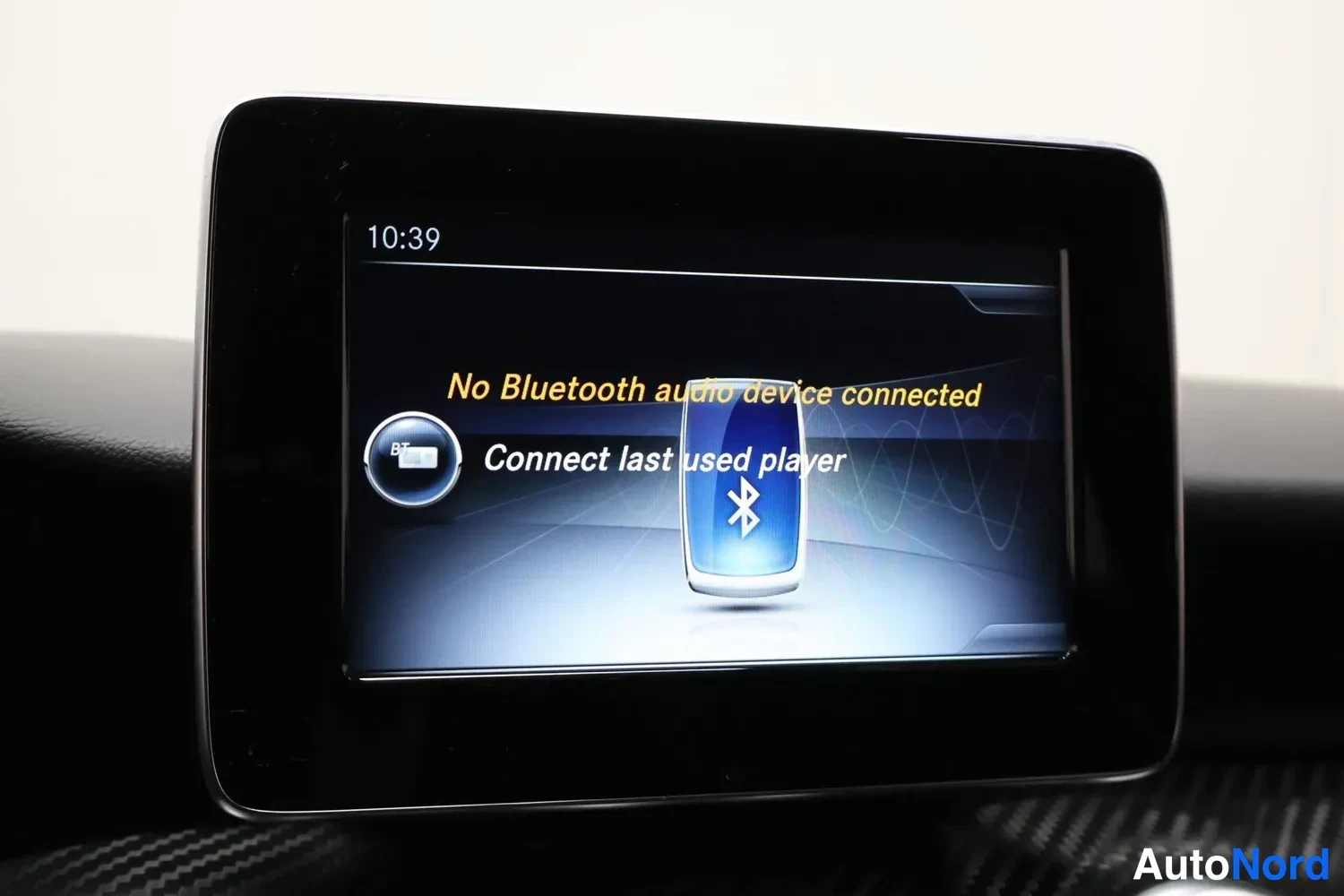 Muu: Tallennettu sisäkuva: auton infotainment-näyttö ilmoittaa 'No Bluetooth audio device connected' ja 'Connect last used player'.
