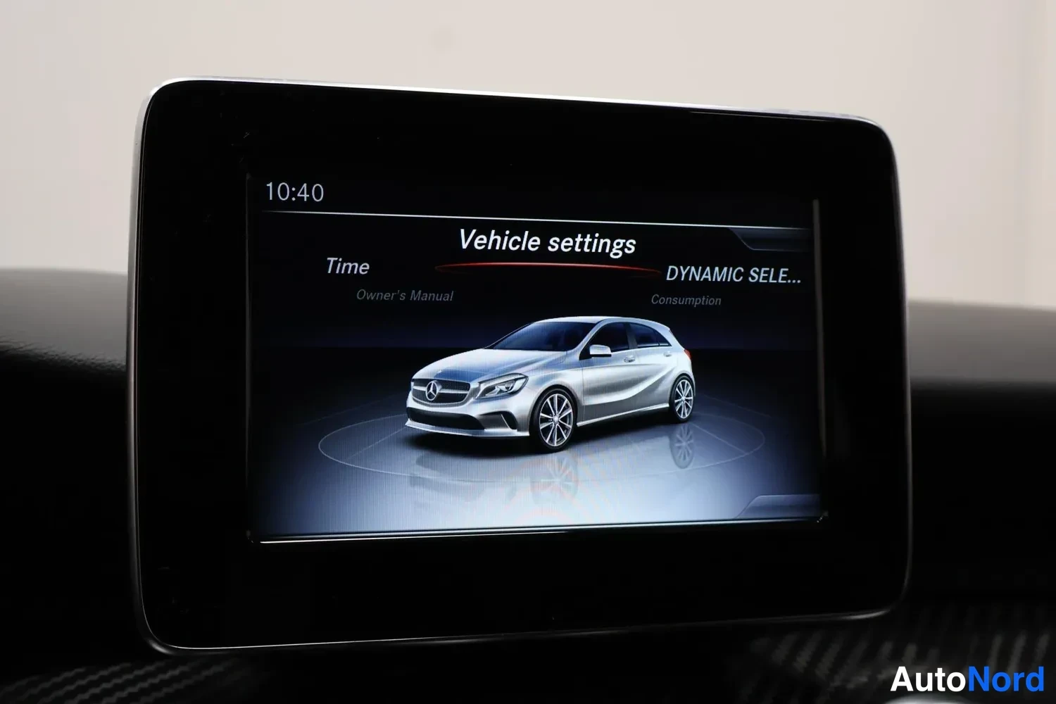Muu: Tallennettu sisäkuva: auton infotainment-näyttö Vehicle settings-valikossa, taustalla auton kuva, kello 10:40.