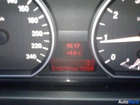 Yksityiskohta: Mittaristön lähikuva: nopeusmittari ja kierrosmittari, näytössä kello 15:17, lämpötila +4,0 °C ja matkamittari 18250 km.
