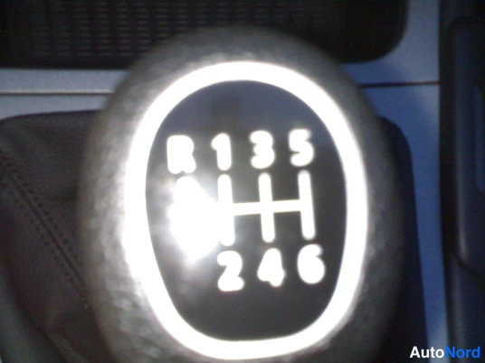 Yksityiskohta: Manuaalivaihtoehdon vaihdevipu lähikuvassa, kaavio R, 1–6.
