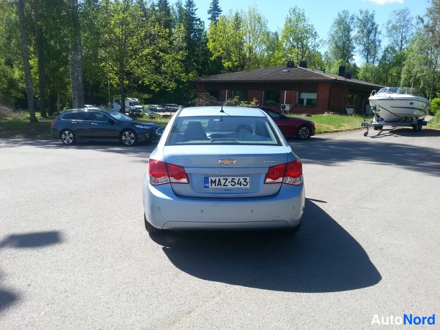 Takaa: Auton takapuoli suoraan takaa; takavalot ja Chevrolet-merkki näkyvät, rekisterikilpi.