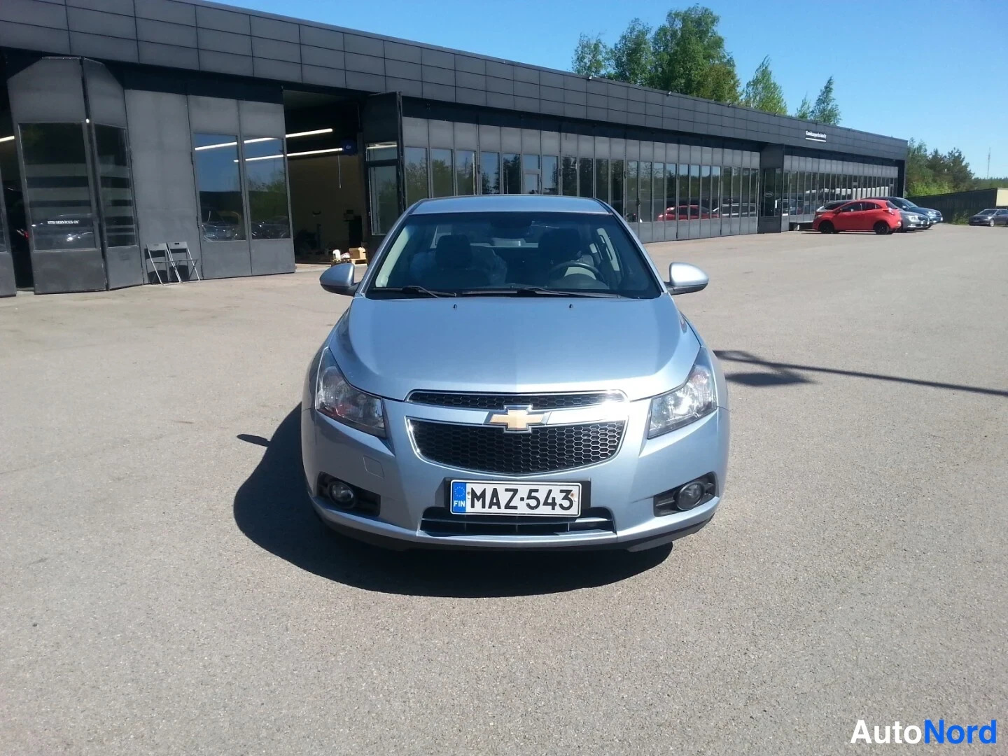 Edestä: Auton etupuoli suoraan edestä; etusäleikkö ja Chevrolet-merkki näkyvät, rekisterikilpi.