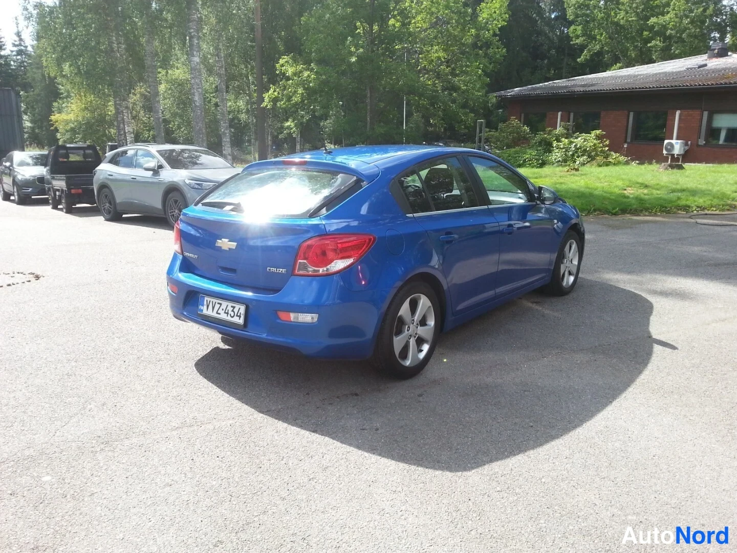 Takaviisto: Sininen Chevrolet Cruze takaviistosta kuvattuna, takavalo ja rekisteritunnus näkyvissä.