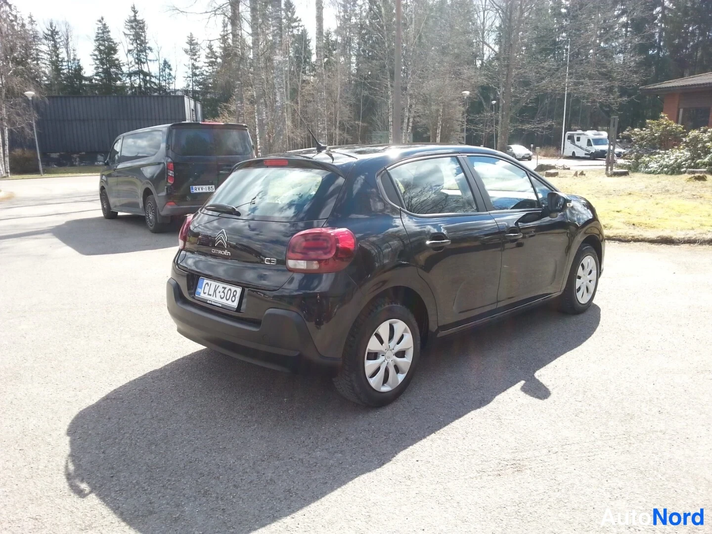 Takaviisto: Musta Citroen C3 takaa kolmannelta neljännekseltä; takaluukissa Citroën-merkki ja C3-tunnus, rekisteritunnus.