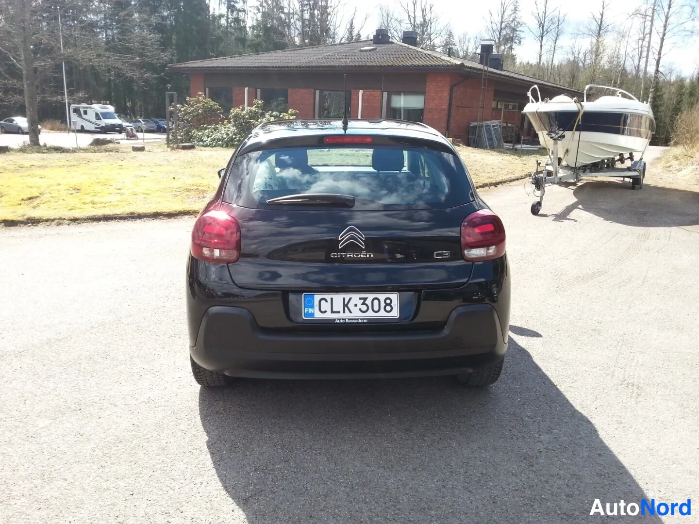 Takaa: Citroen C3:n takanäkymä: musta viistoperä, takavalot, Citroën-logo ja C3-merkintä, rekisterikilpi.