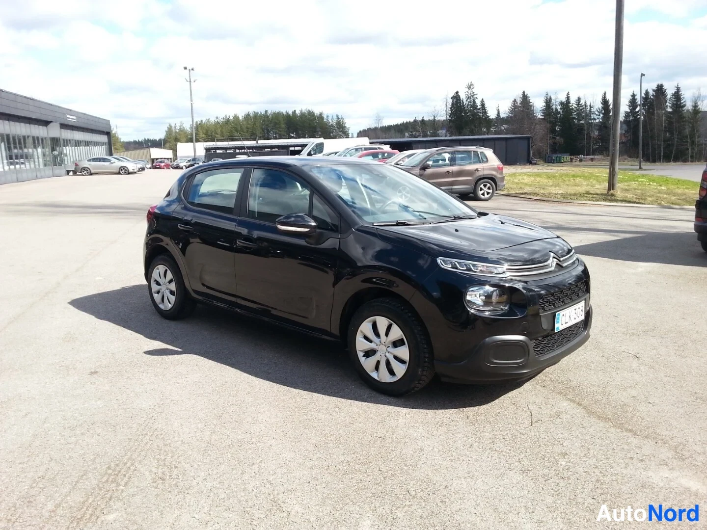 Etuviisto, nokka oikealle: Musta Citroen C3 viistosti edestä oikealta; näkyvät konepelti, etumoatti ja oikea kylki.
