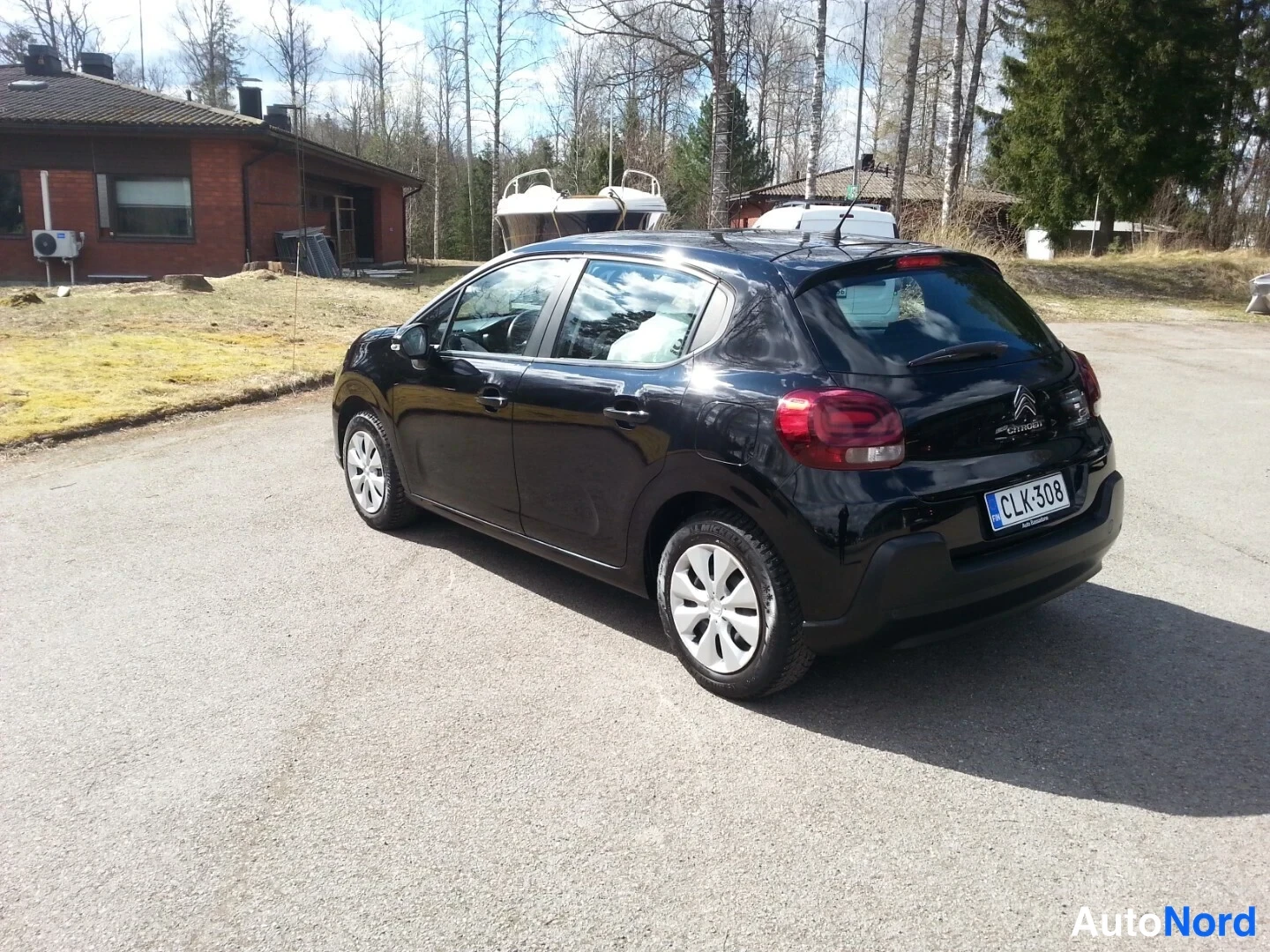 Takaviisto: Musta Citroen C3 viistosti takaa oikealta; näkyvät takaosa, oikea kylki ja rekisterikilpi.