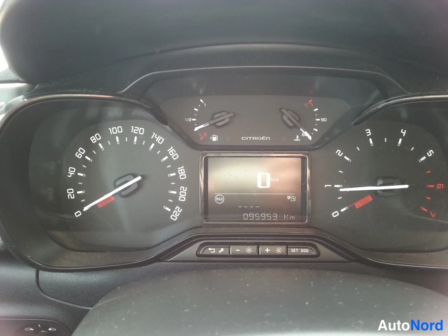 Muu: Citroënin mittaristö: nopeusmittari 0-220 km/h, matkamittari näyttää 095953 km, bensiinin- ja lämpötilamittarit näkyvillä.