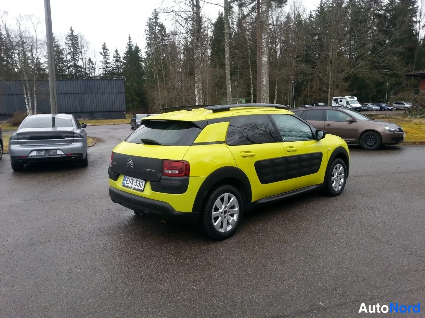 Takaviisto: Keltaisen Citroën C4 Cactusin takakulma, rekisteritunnus, autotallin pihalla.