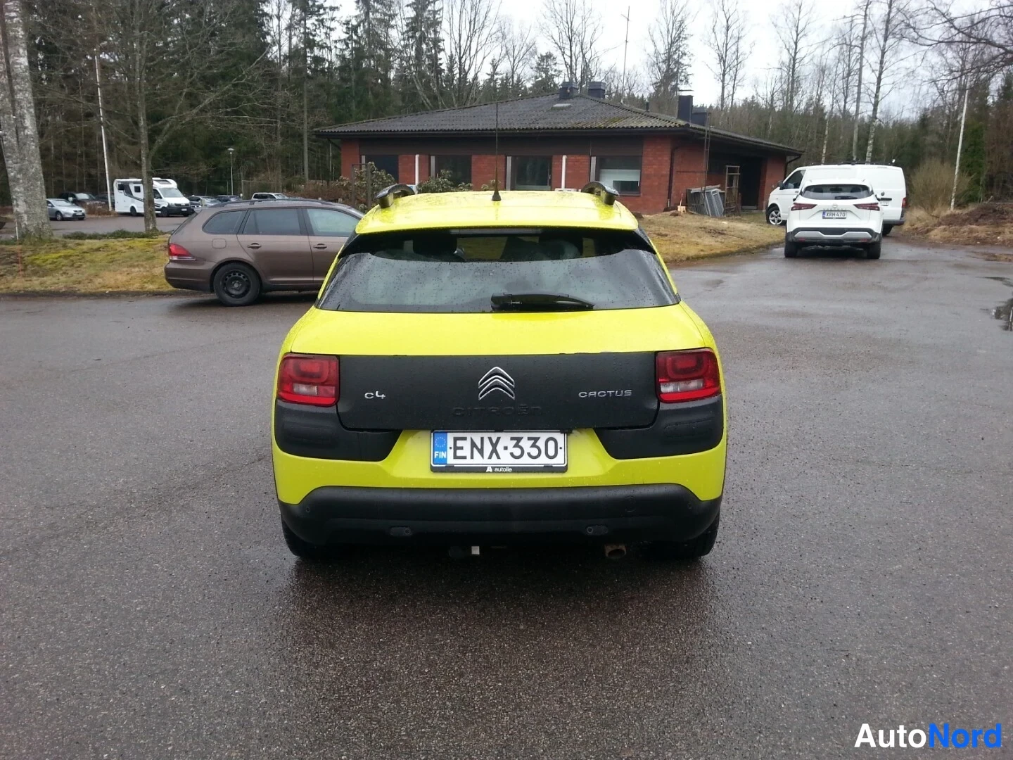 Takaa: Takaa kuvattu keltainen Citroën C4 Cactus, tunnuskilpi, takakannessa C4- ja CACTUS-tekstit.