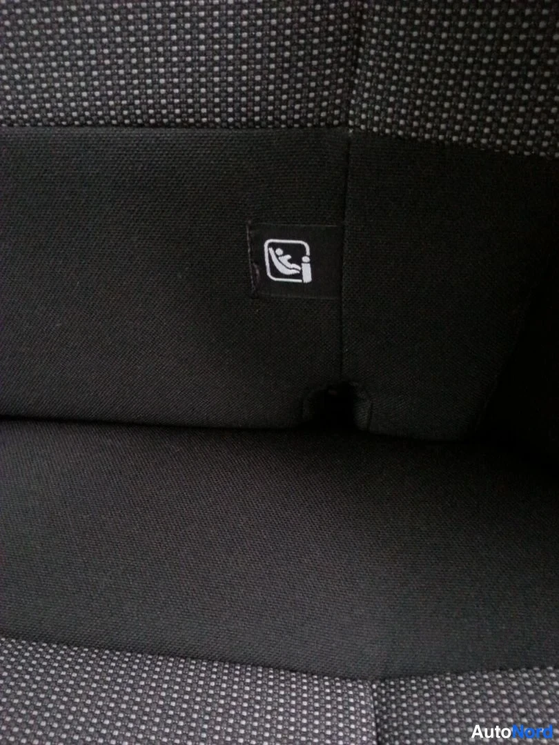 Yksityiskohta: Takaistuimen sisäpinnan lähikuva, jossa näkyy ISOFIX-merkintä tummassa kangaspinnassa.