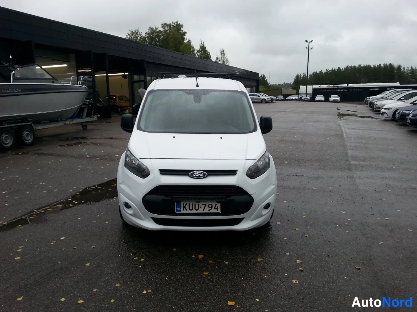 Edestä: Pakettiauton etunäkymä, rekisterikilpi