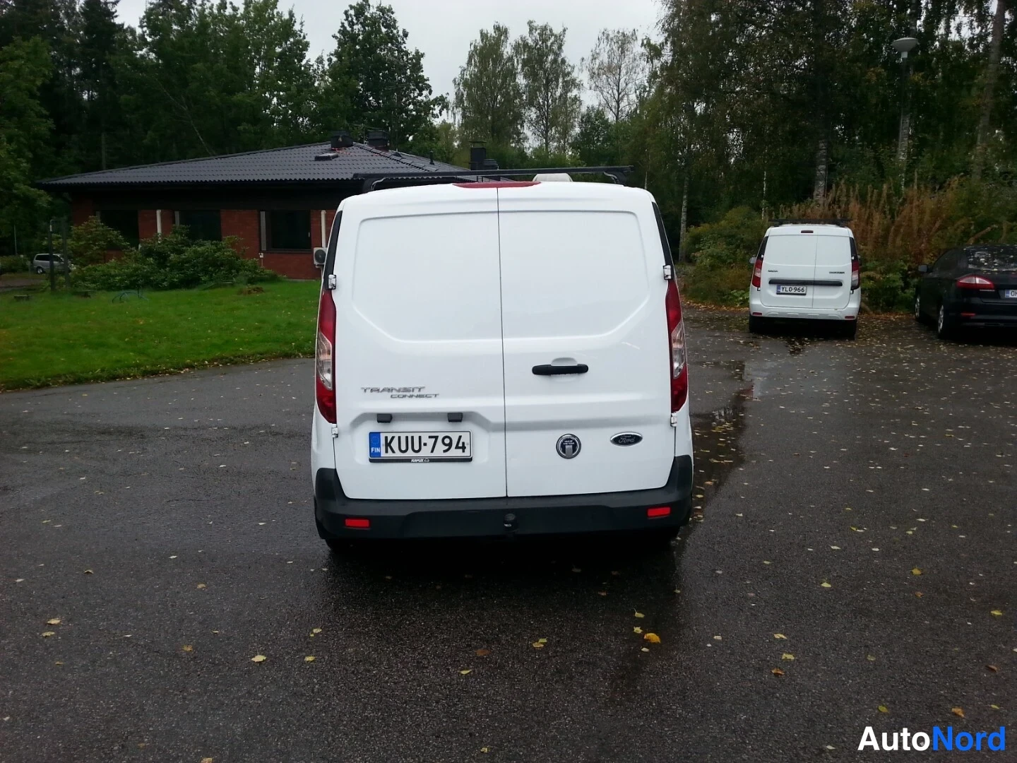 Takaa: Pakettiauton takanäkymä, rekisterikilpi, kattoteline asennettuna