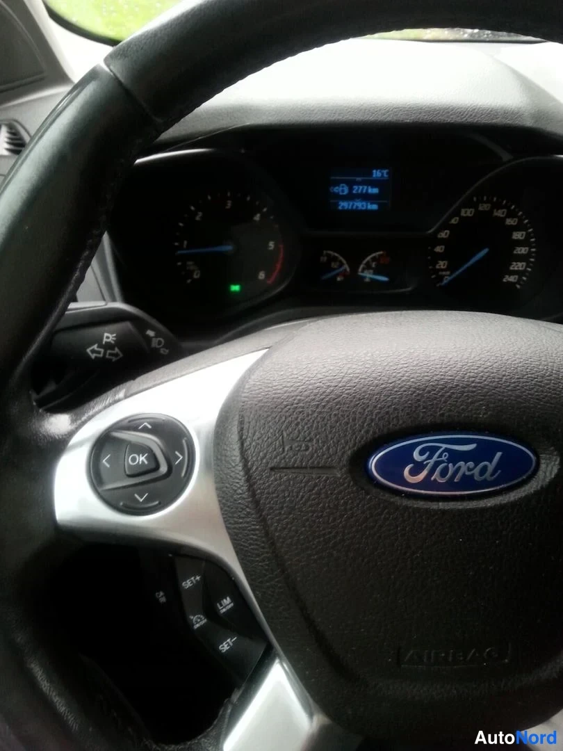 Yksityiskohta: Ford-ohjauspyörä ja mittaristo: näytössä lukemat 271 km ja 257351 km, saatavilla rattiin painikkeet ja ääniohjauksen symbolit.